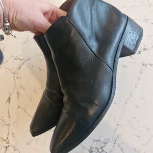 Elegant Black Leather Heeled Boots